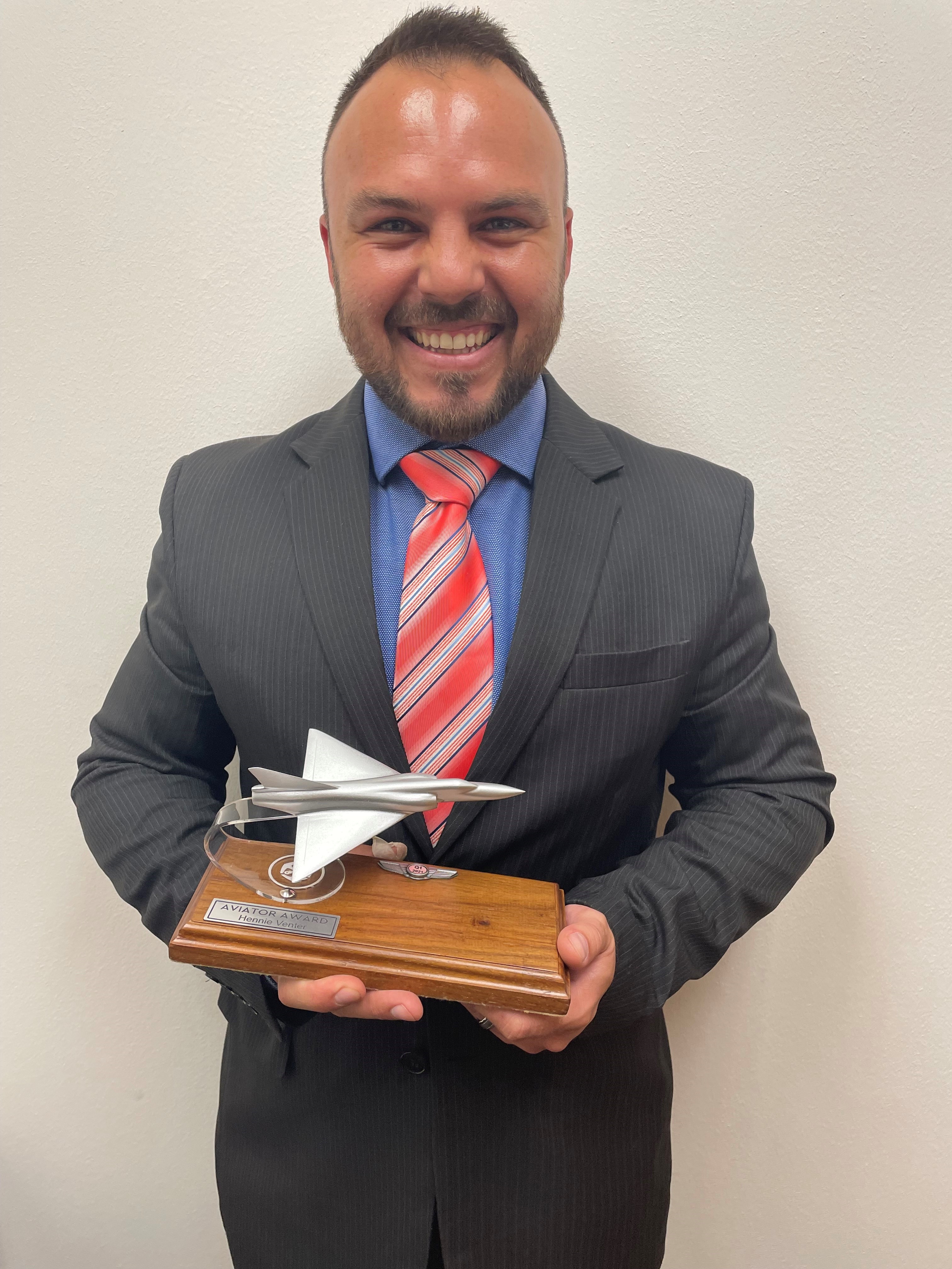 Hennie Venter receiving the Aviator award